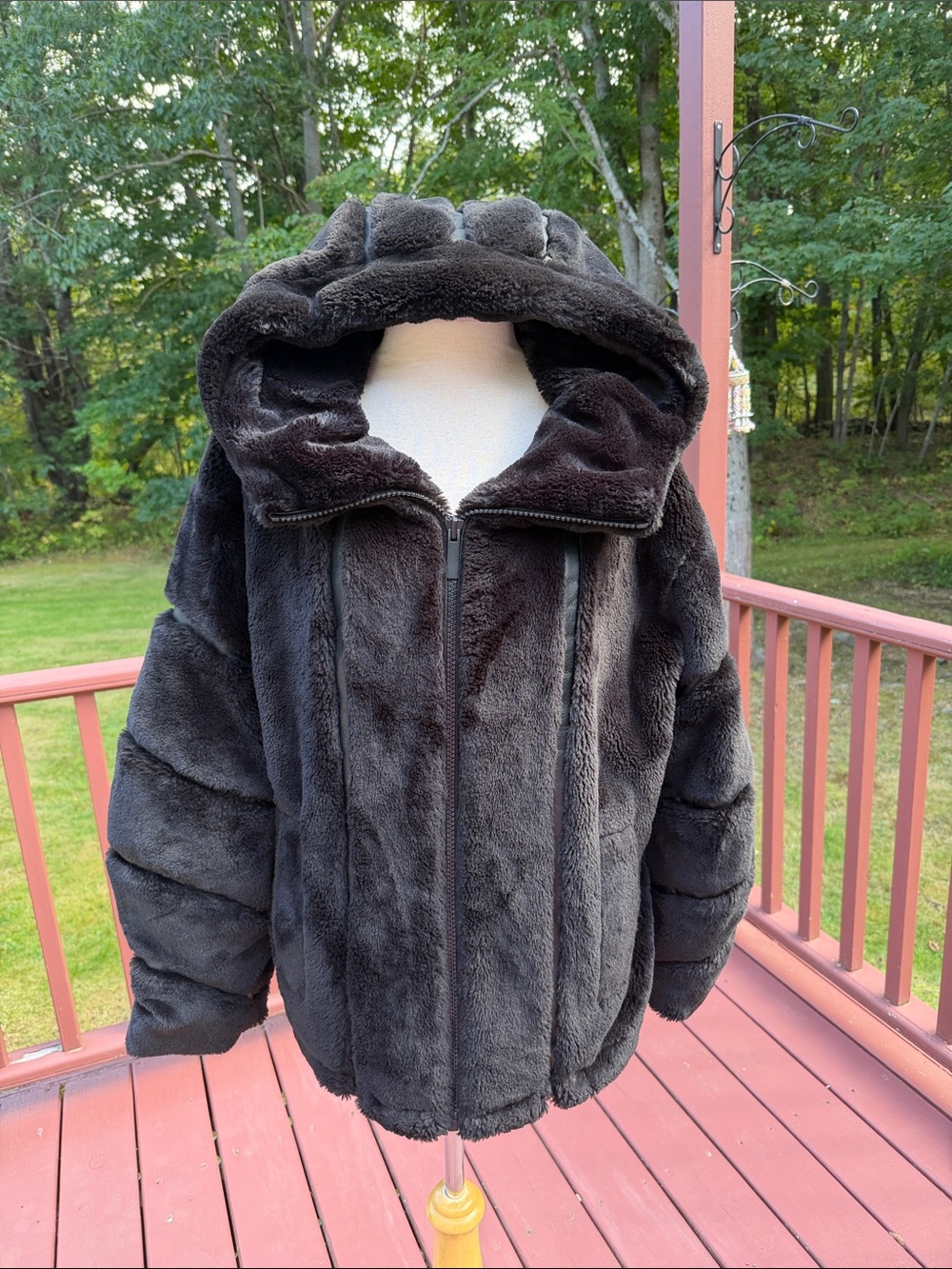 Alo yoga XS knock out faux fur oversized plush front zippered jacket.